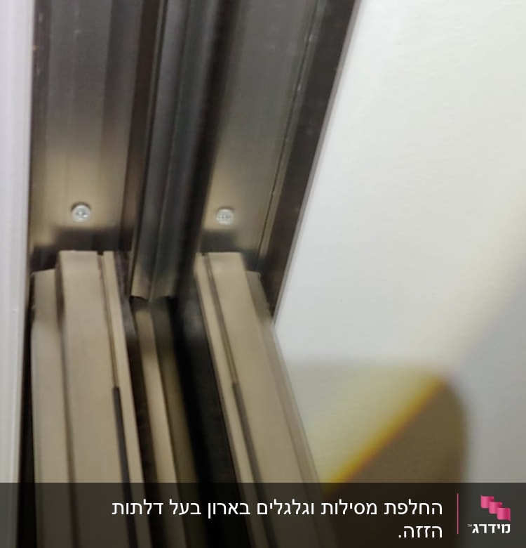 מסגרת מתכת עם ברגים בקיר